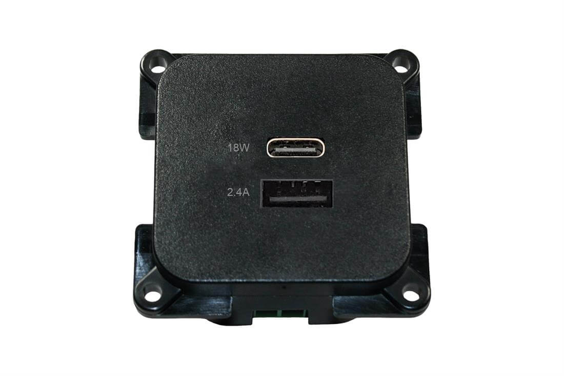C-LINE ÇİFT USB-A VE USB-C ŞARJ CİHAZI DAHİLİ SOKET SİYAH